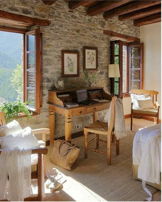 medinis rašomasis stalas kambaryje su vaizdu į kalnus 